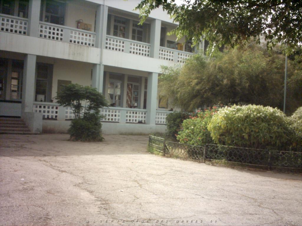 VOYAGE DU 22 29 04 2006 200 maraval ecole la cour 2.jpg